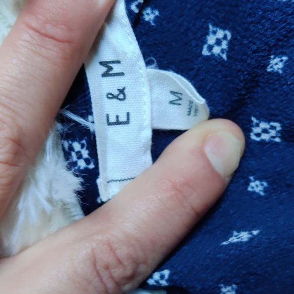 E&M Sleeveless Blouse - Picture 2 of 5